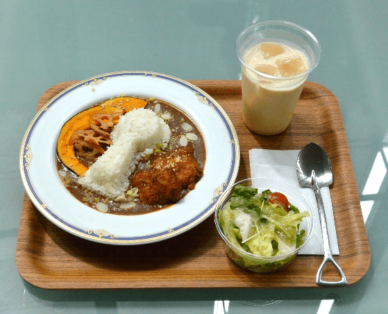 スコップ型のスプーンで食べ進めると…?