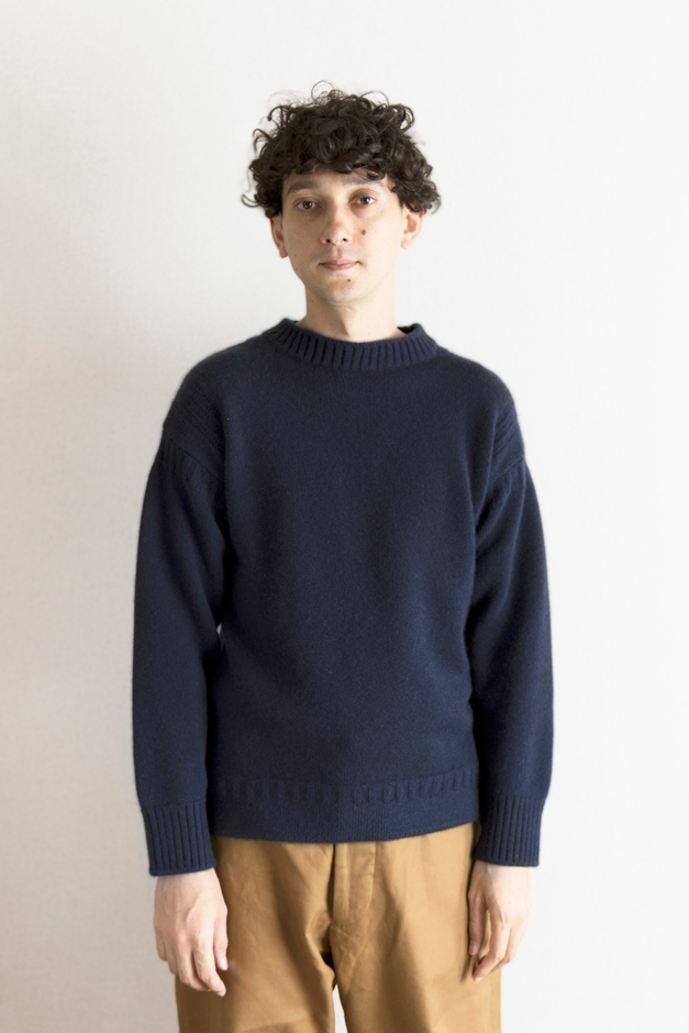 モデル着用男性(ネイビー)