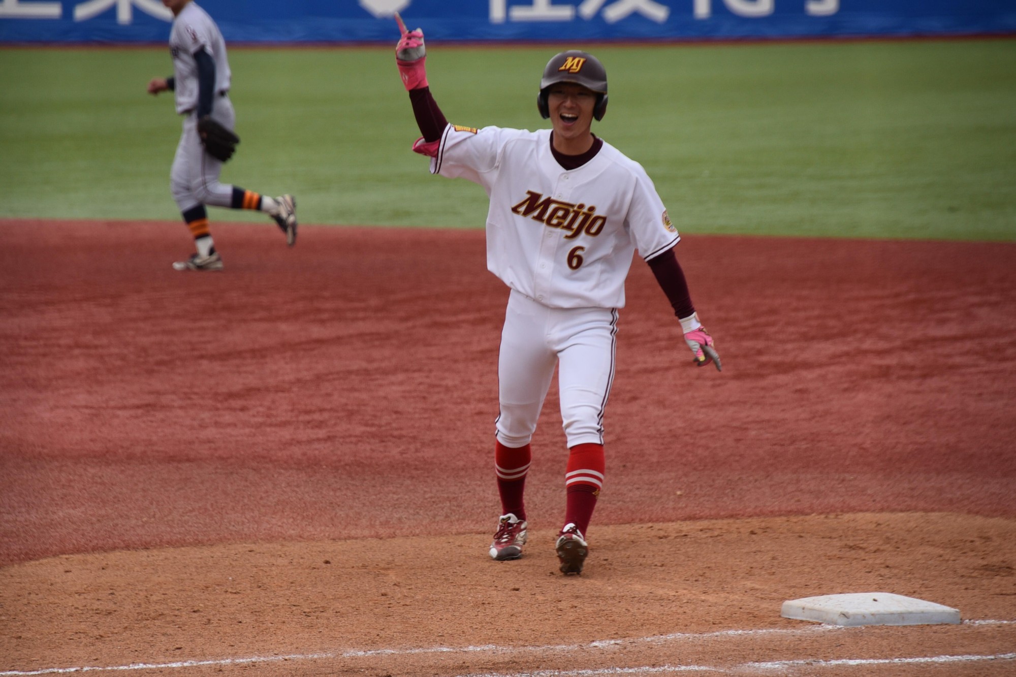 ヒットを放った海老原崚選手(法学部4年)