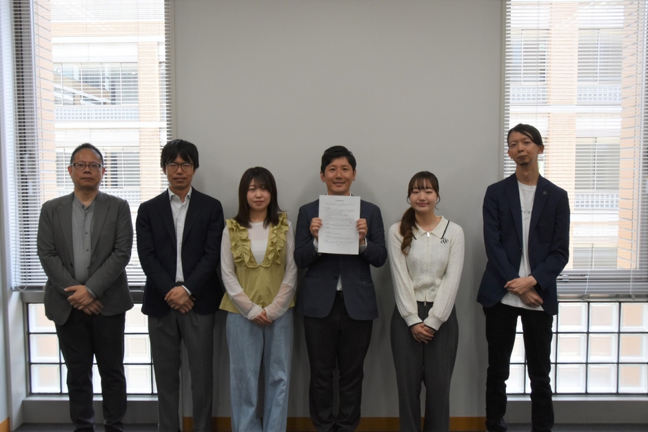 青木さんと黒野さんの指導教員の東田明教授（左から2人目）と新美潤一郎准教授（右）を交えた記念撮影