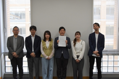青木さんと黒野さんの指導教員の東田明教授(左から2人目)と新美潤一郎准教授(右)を交えた記念撮影