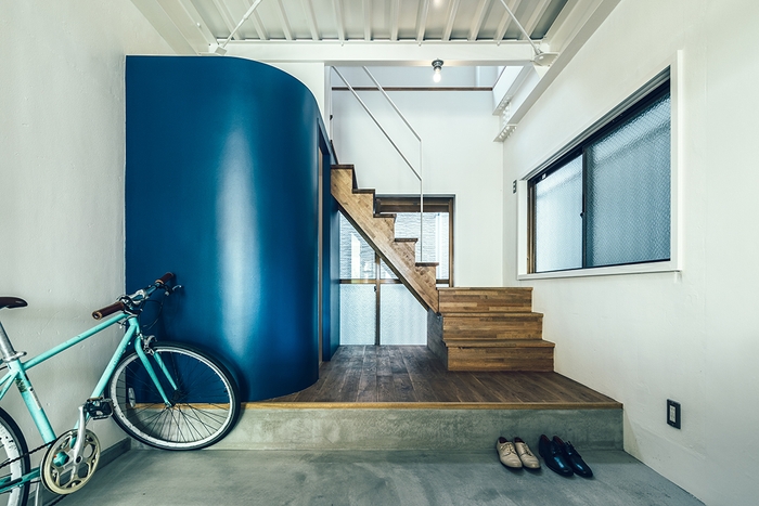 住居部分のエントランスとアプローチ。階段を架け替え、分断されていた空間を繋いだ。