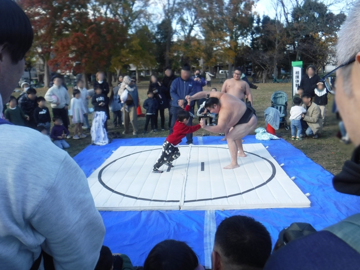 ①相撲体験(昨年開催の様子)