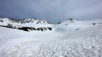 雪に覆われたみくりが池(2025年4月撮影)