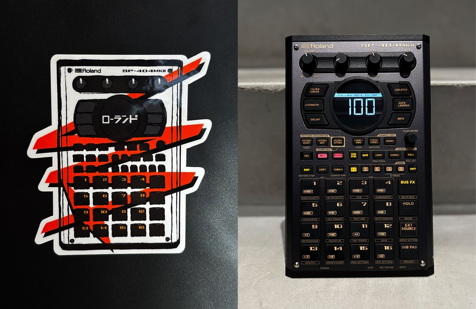 購入者プレゼント・ステッカー(左)と「SP-404MKII」特製フェイスプレート(右)