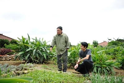 前本隆一氏と星のや竹富島畑担当 小山隼人