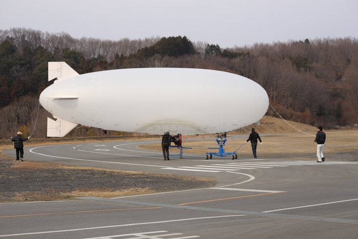 離陸前の飛行船