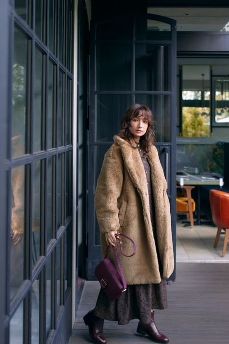 COAT¥27,500 DRESS¥10,890 BAG ¥7,689 BOOTS ¥9,350