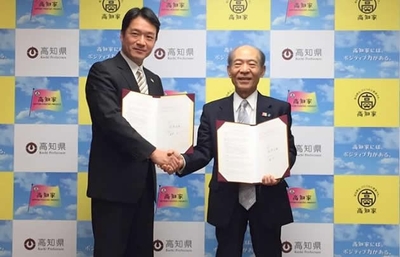 調印式で握手を交わす高知県知事 尾﨑正直(左)と近畿大学学長 塩﨑均(右)
