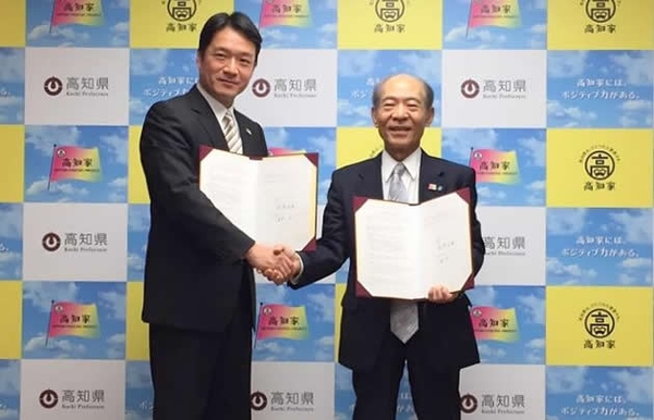 調印式で握手を交わす高知県知事 尾﨑正直(左)と近畿大学学長 塩﨑均(右)