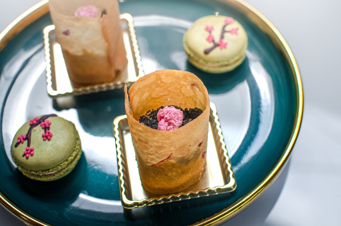 中段：抹茶と桜のバタークリームのマカロンと選べるスイーツ