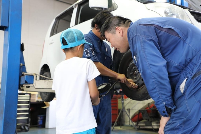 実際に自動車の点検を体験