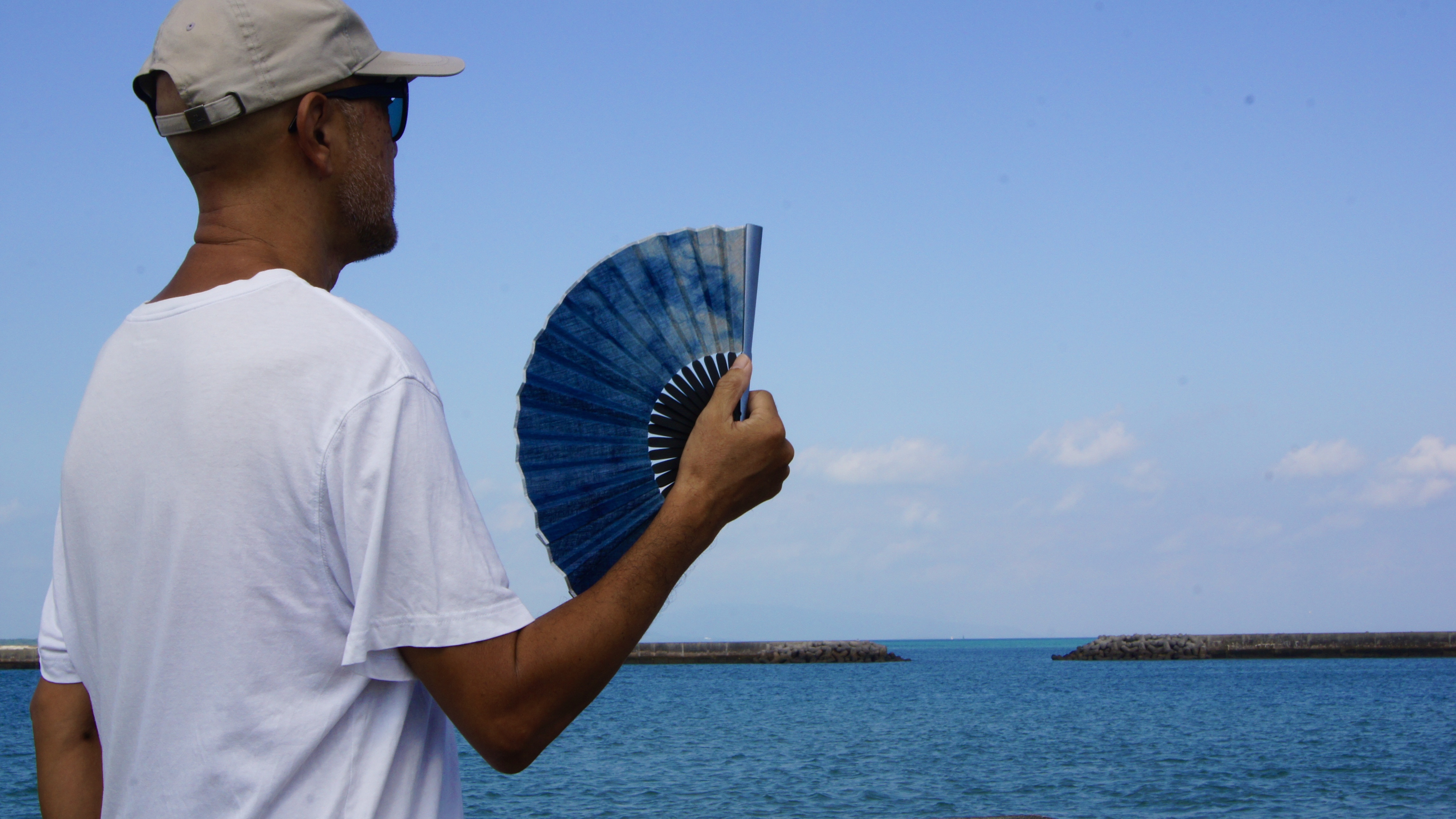 石垣島の自然の色と京都の伝統工芸のコラボ！ 「島藍扇子」を先行予約
