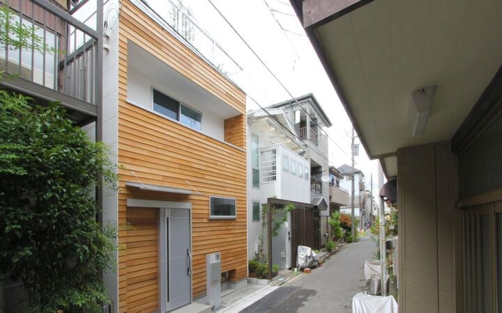 11坪の狭小地で実現した、天然木のぬくもりに癒される、屋上を叶えたシンプルな狭小住宅。