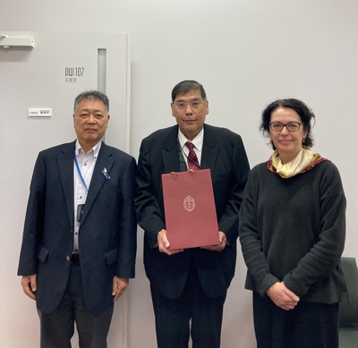 小原学長(中央)、稲葉教授と