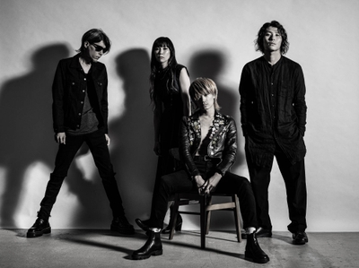 a flood of circle(アオキテツ:Guitar HISAYO:Bass 佐々木亮介:Vocal & Guitar 渡邊一丘:Drums)左→右
