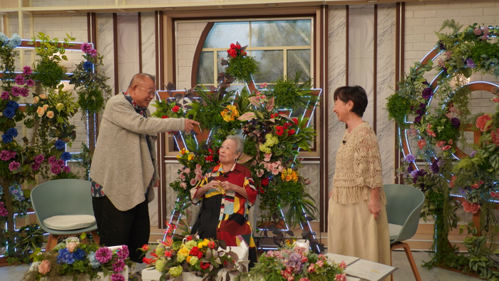 今回も元気に立ち上がる鶴瓶さんと阿川さんと、優しい笑顔で見つめる中村さん。