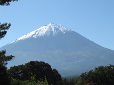 雪化粧を始めた富士山