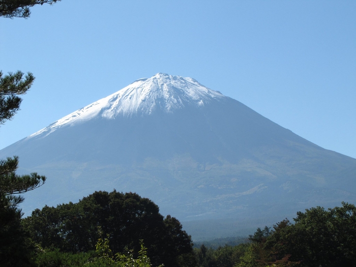 雪化粧を始めた富士山