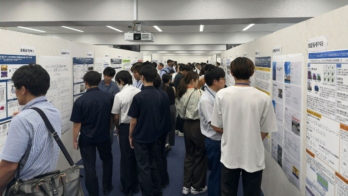 令和7年（2025年）に開催した「第13回院生サミット」のポスター展示会場の様子