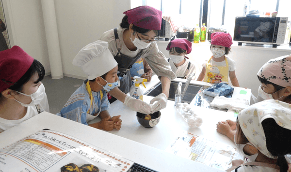 昨年度の料理教室において卵の割り方を学ぶ子供たちの様子