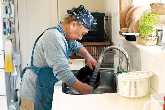 撮影中は、食材の下ごしらえや洗いものを担当