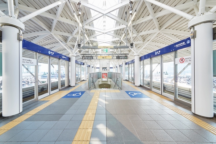 台場駅ホーム(ダイノックAR採用箇所：柱部分)