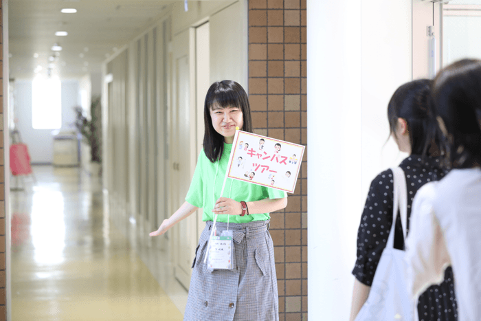 在学生の案内によるキャンパスツアー