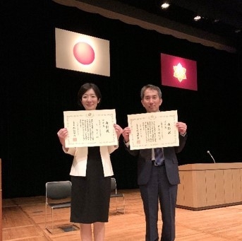 受賞者(左:久 景子、右:米島 靖記)