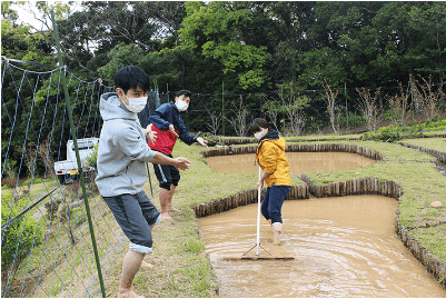 『リレー水田』を体験する高校生たち