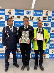 「飛行石みたい！」と子供たちが歓喜　廃プラから生まれた “光る”防犯キーホルダーを豊川市の新小学1年生1,525名へ寄贈