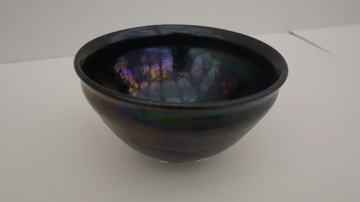 こちらは玄曜です。艶のある深い黒にオーロラの輝きを放っています。