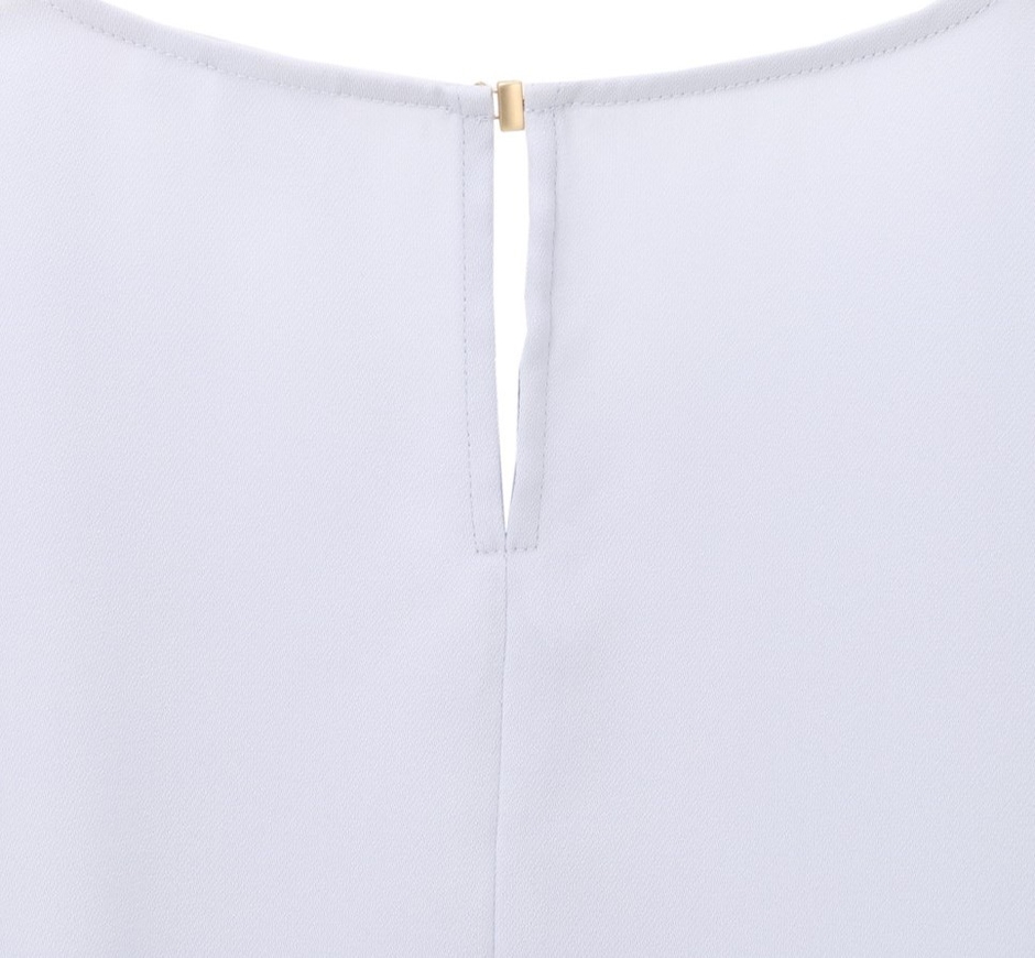 背中のゴールドの釦