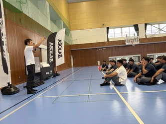 松本のドローン企業ASOLAB.が松本国際高校で
安全体験学習を開催しました
ドローン20機の寄贈式も実施、生徒が笑顔で操縦体験