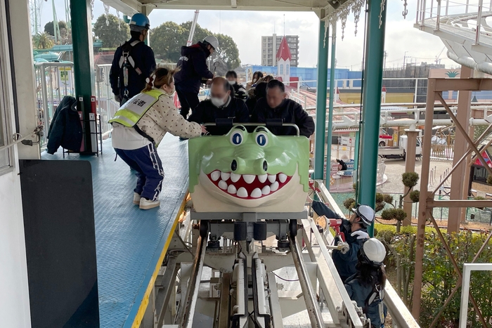 アトラクション乗り場にて降車救助を行う様子