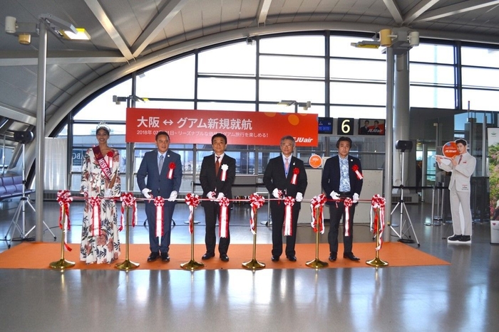 チェジュ航空 大阪~グアム新規就航セレモニーの様子。左からミス・グアム、グアム政府観光局 日本マーケティング委員会 会長 ウィリアム・ノルト、チェジュ航空 マーケティング総括責任者 常務取締役 カン・ソックン、関西エアポート株式会社 副最高商業責任者(航空担当) 田中淳隆、グアム政府観光局 日本代表代行 金子宗司