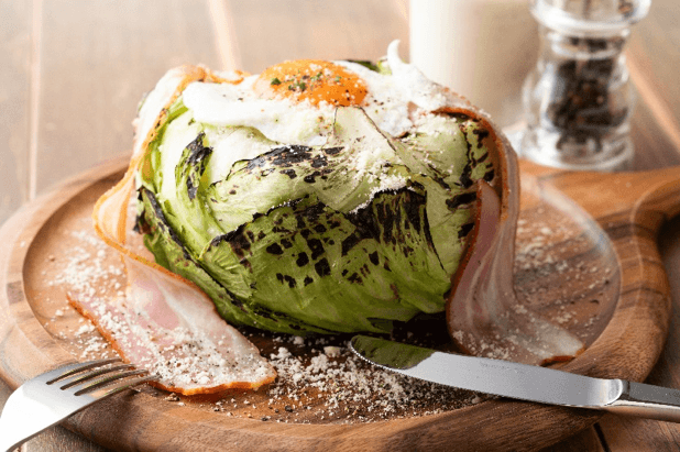 溶岩窯で焼き上げた丸ごとレタスのシーザーサラダ