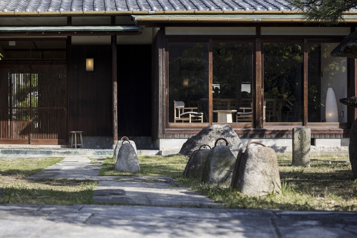 醤油づくりの歴史を物語る重石が並ぶアプローチ