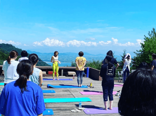 山床テラスでポップピラティス　昨年実施の様子
