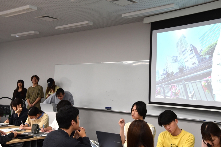 プレゼンする学生たち