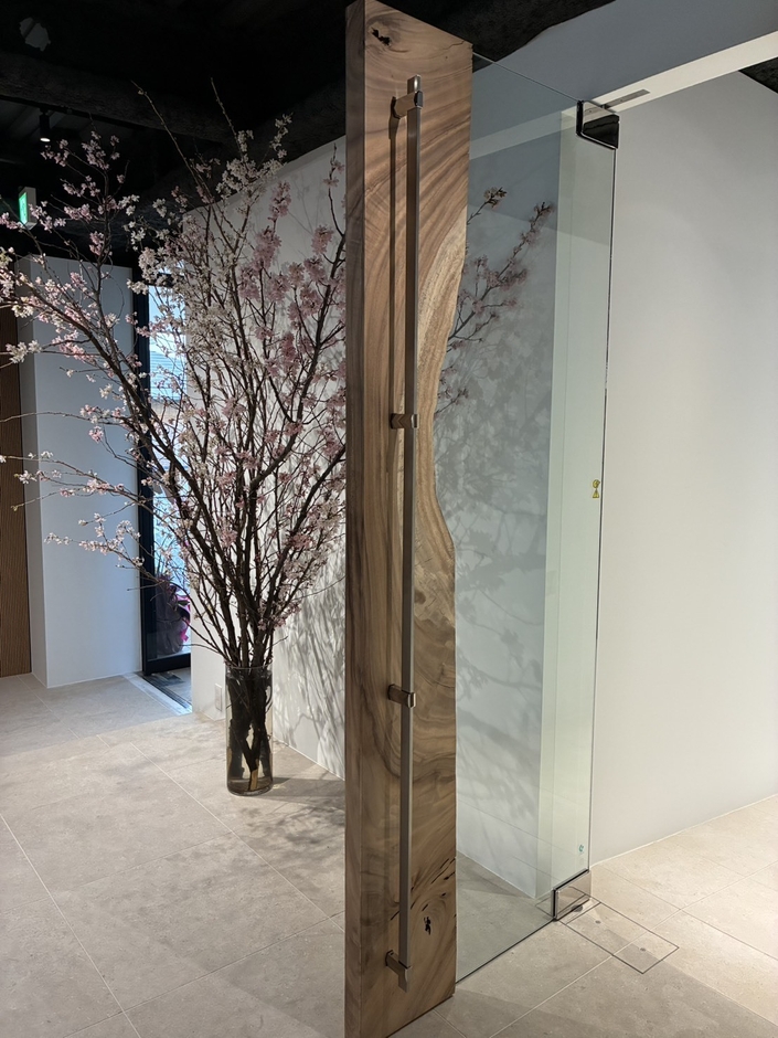 無垢一枚板×ガラスの新製品建具