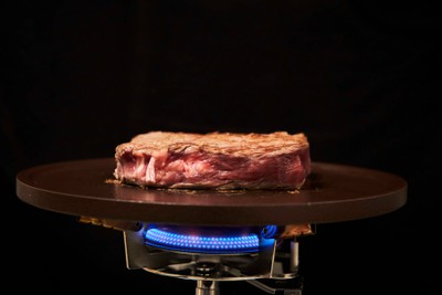 背景黒。肉焼き
