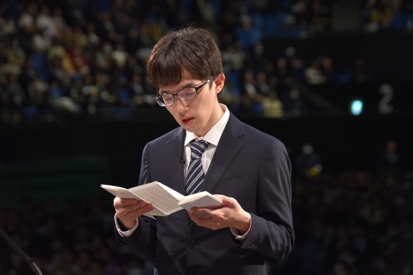 修了生答辞を述べる土田さん