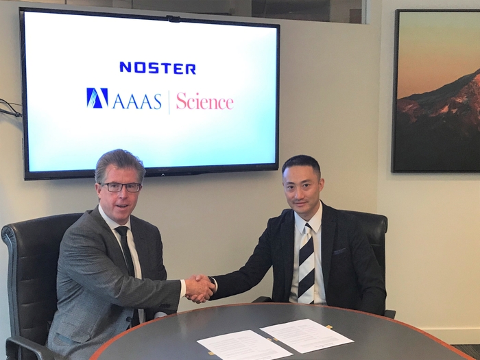 左からScienceのPublisher Bill Moran氏、日東薬品工業株式会社 常務取締役 研究統括本部長 兼 NOSTERバイオ研究所長 北尾 浩平