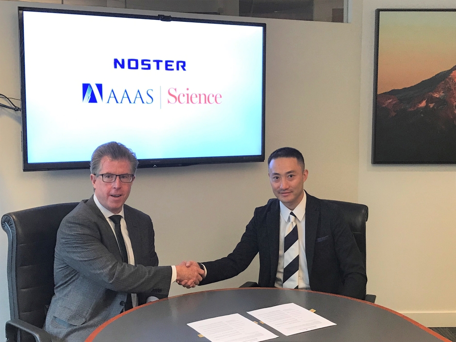 左からScienceのPublisher Bill Moran氏、日東薬品工業株式会社 常務取締役 研究統括本部長 兼 NOSTERバイオ研究所長 北尾 浩平