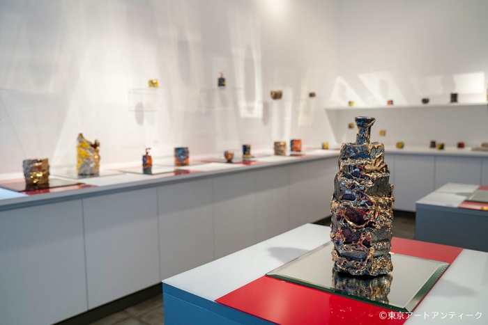 斬新な陶芸作品の展示 シルバーシェル