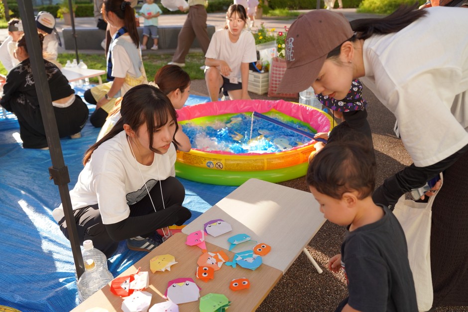 DAY1「親子縁日広場」の様子。ブースの運営をしながら、出場者たちは子どもたちと直接関わった。