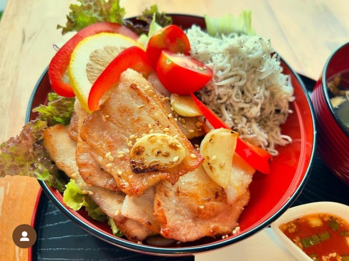 釜揚げしらすとサムギョプサル丼