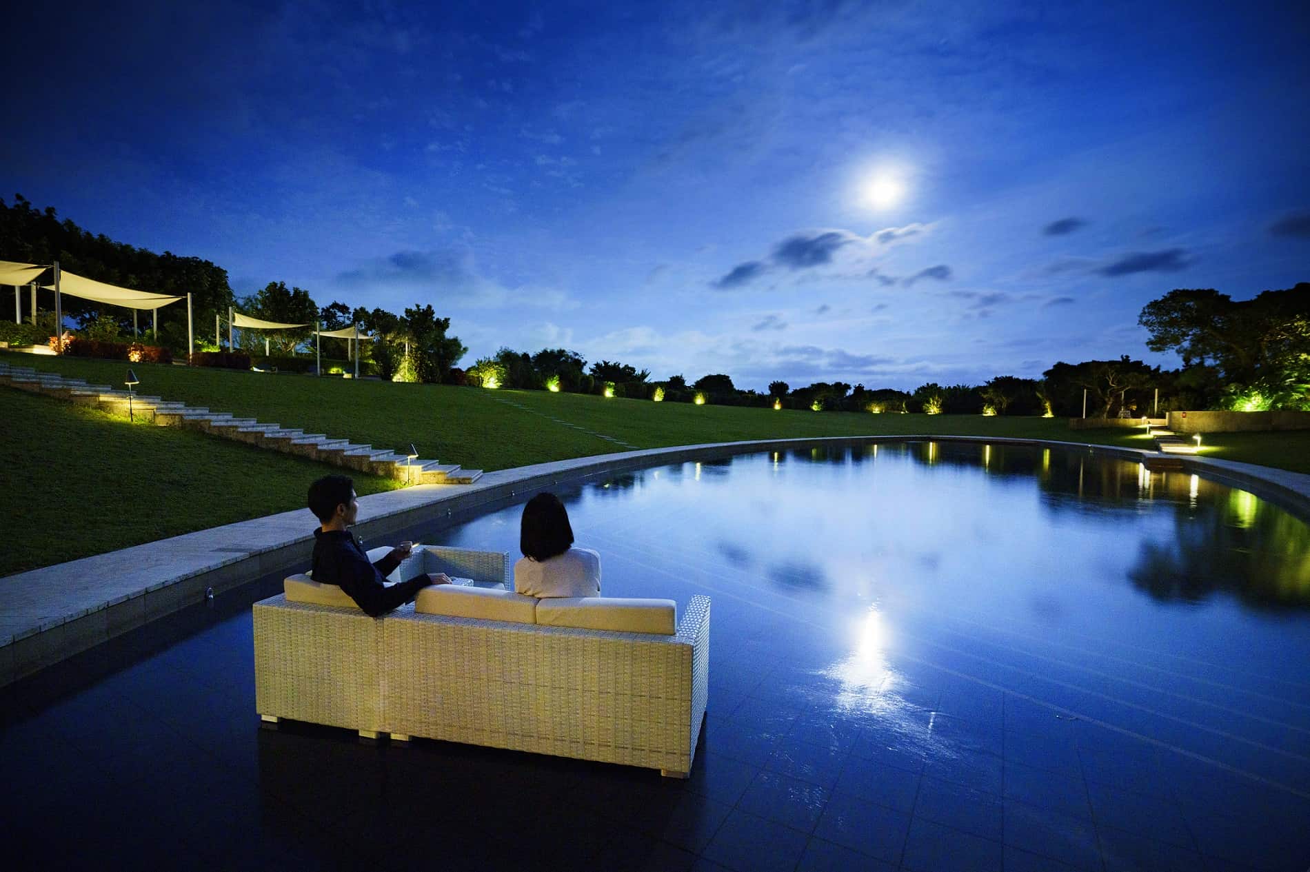 【星のや竹富島】三線の音色が演出する貸し切りプールで幻想的な月を愉しむ「てぇどぅんぬ月見」実施|期間:2022年9月5~16日、10月6~16日、11月2~14日