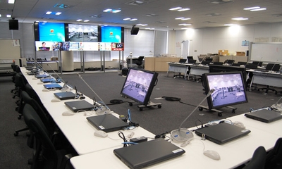 「KDDI 様」が“危機管理対策室”で全国15拠点以上のテレビ会議映像などを一斉表示!